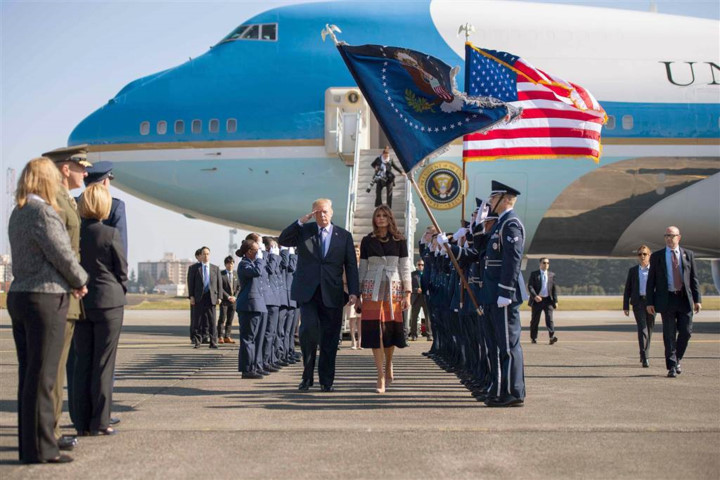 Tổng thống Trump và phu nhân Melania Trump bước qua hành lang danh dự khi tới sân bay không quân Yokota của Mỹ ở Fussa, ngoại ô Tokyo (Nhật) vào ngày 5/11, bắt đầu chặng đầu tiên của chuyến công du châu Á. Ảnh: AFP/Getty.