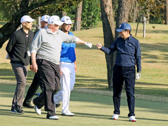 Tổng thống Mỹ Trump làm động tác thân mật với Thủ tướng Nhật Abe tại sân golf ở câu lạc bộ nói trên nằm ở Kawagoe, về phía bắc Tokyo  vào ngày 5/11. Ảnh: Kyodo.