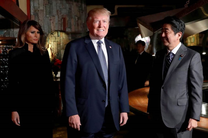   Thủ tướng Abe đón chào vợ chồng ông Trump tại một buổi tiệc tối ở Ginza Ukai Tei vào ngày 5/11. Ảnh: Reuters.