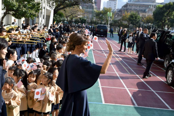   Phu nhân Melania vẫy tay chào khi ở bên ngoài trường tiểu học Kyobashi Tsukiji. Ảnh: AFP/Getty.