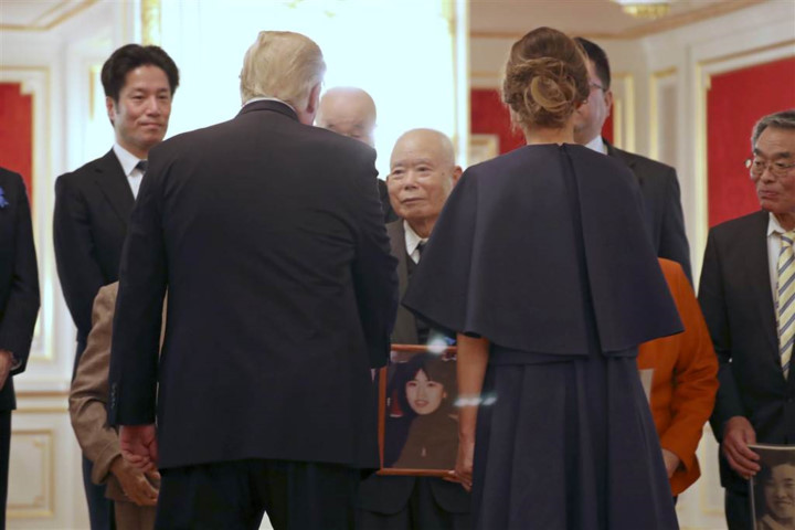   Vợ chồng ông Trump gặp gỡ các gia đình Nhật Bản. Ảnh: AP.