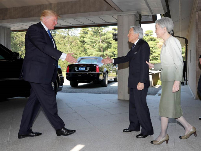 Nhật hoàng Akihito và Hoàng hậu Michiko nghênh đón Tổng thống Trump tại cung điện Akasaka vào ngày 6/11, Ảnh: AFP/Getty.