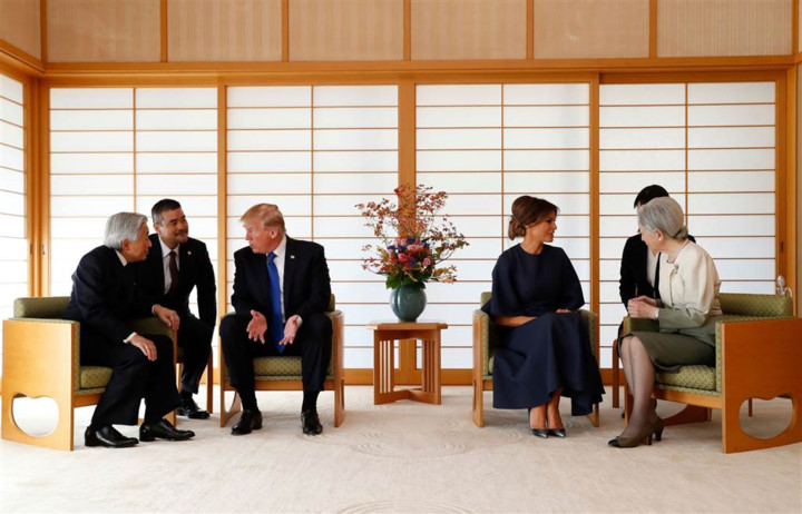 Nhật hoàng Akihito (trái) nói chuyện với ông Trump, còn Đệ nhất phu nhân nước Mỹ Melania trao đổi với Hoàng hậu Nhật Michiko tại Hoàng cung vào ngày 6/11, Ảnh: AFP/Getty.