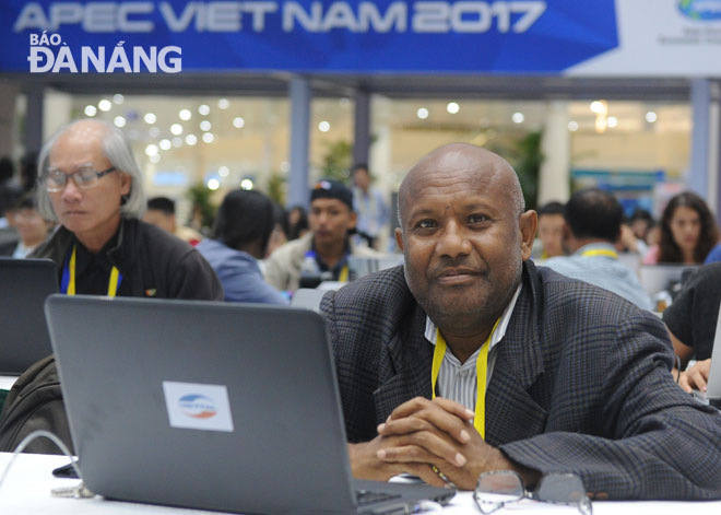 Reporter Ivan Bayagau from the National Broadcasting Corporation in Papua New Guinea is pleased with the fully-equipped IMC.  He added that IMC offers a good experience for his country, the host of next year’s APEC.