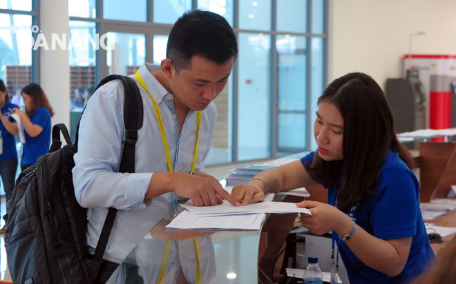  A volunteer (right) providing information to a reporter  