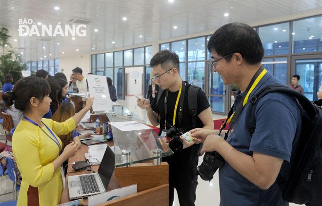Nhiều phóng viên báo chí nước ngoài đăng ký sử dụng sim điện thoại 4G do Viettel cung cấp miễn phí tại Trung tâm Báo chí quốc tế APEC 2017. Ảnh: ĐẶNG NỞ