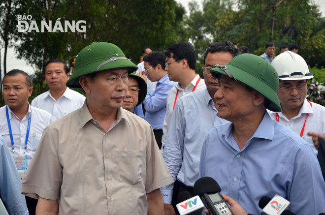 Chủ tịch nước Trần Đại Quang kiểm tra tình hình khắc phục hậu quả lũ lụt tại huyện Hòa Vang. 