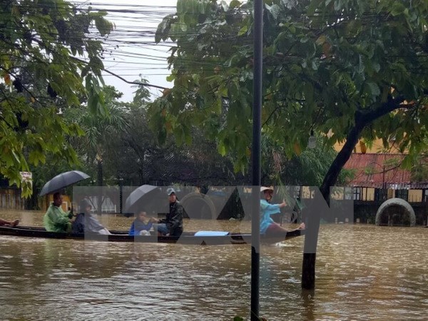 Người dân phải di chuyển bằng thuyền trên phố như đi trên sông. (Ảnh: Quốc Việt/TTXVN)