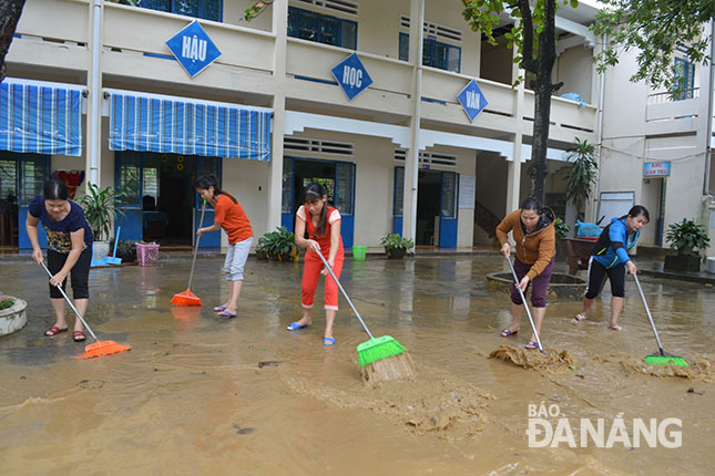 Giáo viên Trường tiểu học An Phước dọn vệ sinh vào trưa 7-11.                           Ảnh: Ngọc Phú