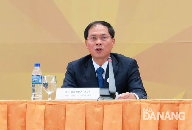 Thứ trưởng Bộ Ngoại giao Bùi Thanh Sơn, Chủ tịch SOM 2017 chủ trì họp báo thông báo kết quả Hội nghị tổng kết Quan chức cao cấp APEC (CSOM). Ảnh: SƠN TRUNG