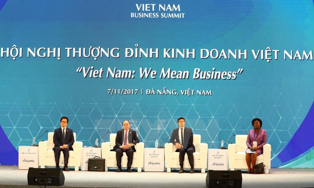From left: Chairman of the Vietnam Chamber of Commerce and Industry Vu Tien Loc, Prime Minister Nguyen Xuan Phuc, World Economic Forum Managing Director Philipp Rösler, and World Bank's Vice President for the East Asia and Pacific Region Victoria Kwakwa at the summit (Photo: VNA)
