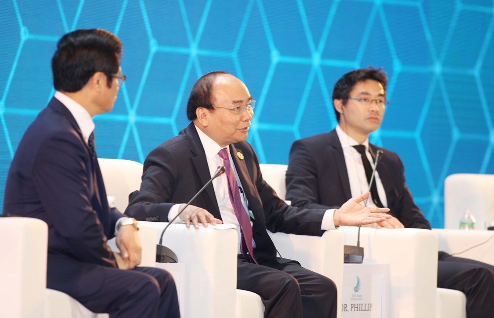Prime Minister Nguyen Xuan Phuc talks to participants in the summit (Photo: VNA)