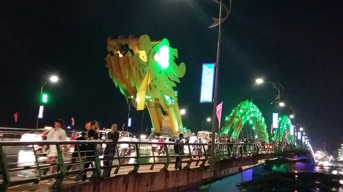 The Rồng (Dragon) Bridge spans the Hàn River. It is one of the most visited sites in Đà Nẵng. — VNS Photo Công Thành Read more at http://vietnamnews.vn/economy/417069/da-nang-calls-for-tourism-investment.html#VAYb5BjvyxWXjqWC.99
