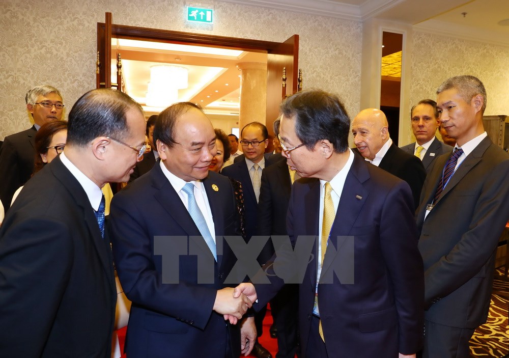 Thủ tướng Nguyễn Xuân Phúc gặp gỡ đại diện các Tập đoàn kinh tế trong nước và quốc tế tham dự Tuần lễ Cấp cao APEC 2017 tại Đà Nẵng. (Ảnh: Thống Nhất/TTXVN)
