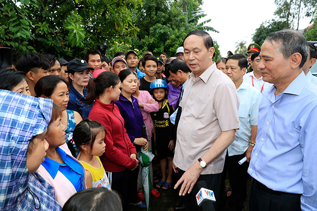  State President Quang (2nd right), Secretary Nghia (1st right) talking to residents in Hoa Khuong Commune