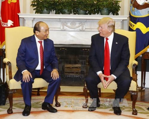 US President Donald Trump receives Prime Minister of Việt Nam Nguyễn Xuân Phúc during his visit to the US mid-2017. President Trump will pay an official visit to Việt Nam on Saturday and Sunday. - VNA/VNS Photo Thống Nhất Read more at http://vietnamnews.vn/politics-laws/417123/trumps-visit-reflects-us-interest-in-bilateral-partnership.html#evbW0QJabUGAlzVS.99