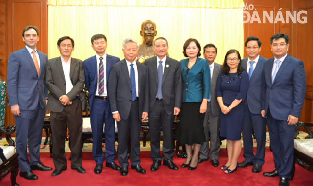 Bí thư Thành ủy Trương Quang Nghĩa (thứ tư, từ trái sang) chụp ảnh cùng lãnh đạo Ngân hàng Đầu tư cơ sở hạ tầng châu Á (AIIB).  Ảnh: VIỆT DŨNG 