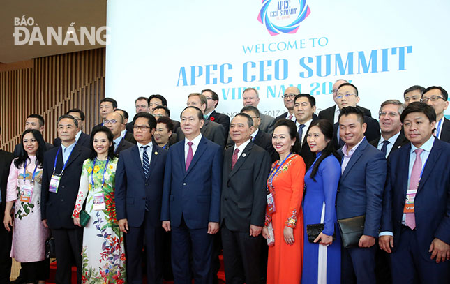 Chủ tịch nước Trần Đại Quang và Bí thư Thành ủy Đà Nẵng Trương Quang Nghĩa chụp ảnh lưu niệm với các đại biểu tại Hội nghị Thượng đỉnh Doanh nghiệp APEC (CEO Summit).  		     Ảnh: ĐẶNG NỞ