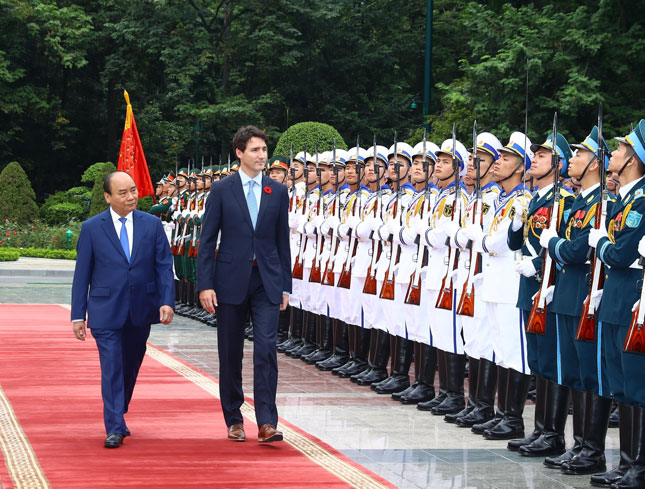 Thủ tướng Nguyễn Xuân Phúc và Thủ tướng Canada Justin Trudeau duyệt đội danh dự Quân đội nhân dân Việt Nam.  			 Ảnh: TTXVN