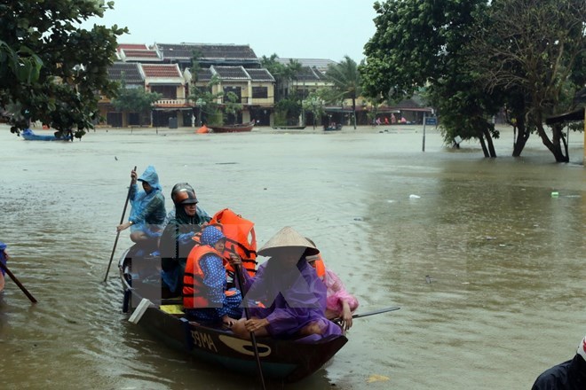 People use a boat to move on a flooded street in Hoi An city, Quang Nam province (Photo: VNA)