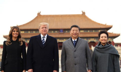 Tổng thống Mỹ Donald Trump và phu nhân Melania Trump được Chủ tịch Trung Quốc Tập Cận Bình cùng phu nhân Bành Lệ Viện tiếp đón tại khu di tích Cố Cung. Ảnh: AP.