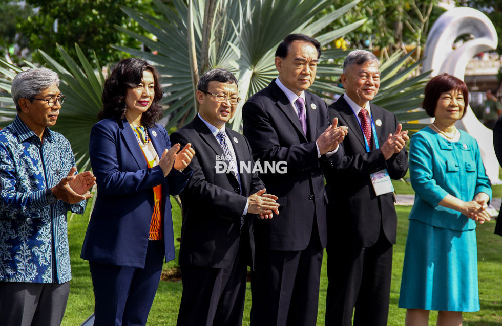 Đông đảo các đại biểu là bộ trưởng, quan chức cao cấp của các nền kinh tế thành viên APEC đến tham dự lễ khai trương công viên. Ảnh: QUỐC KHẢI