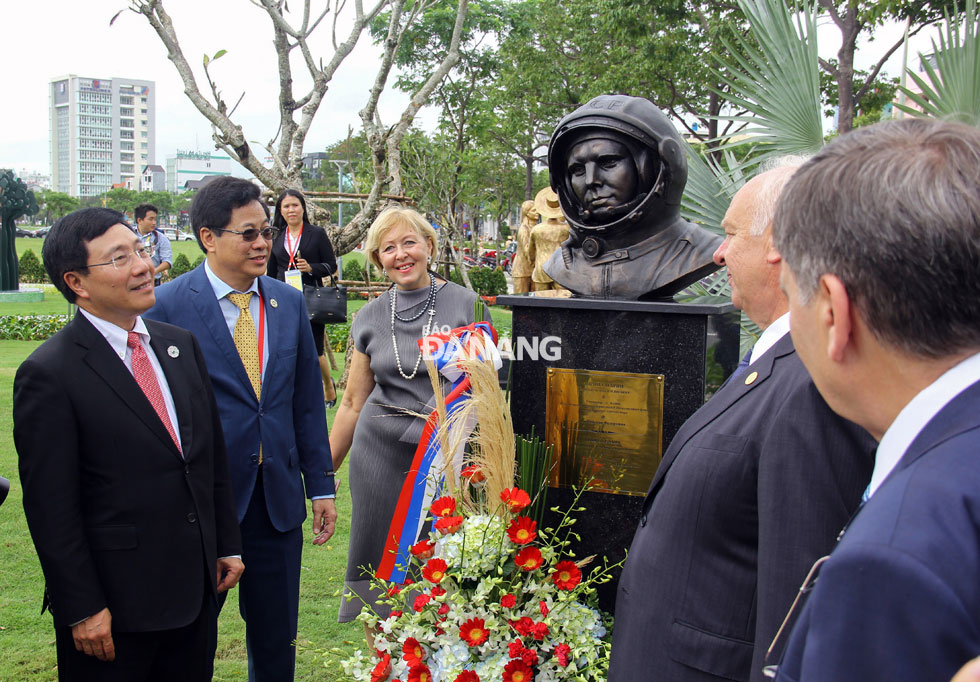 Phó Thủ tướng, Bộ trưởng Ngoại giao Phạm Bình Minh và các đại biểu chiêm ngưỡng bức tượng của nước Nga. Ảnh: QUỐC KHẢI