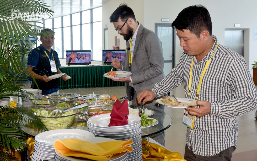 Nhiều nhà báo trong nước và quốc tế rất hài lòng với các món ăn tại Trung tâm báo chí quốc tế APEC.   