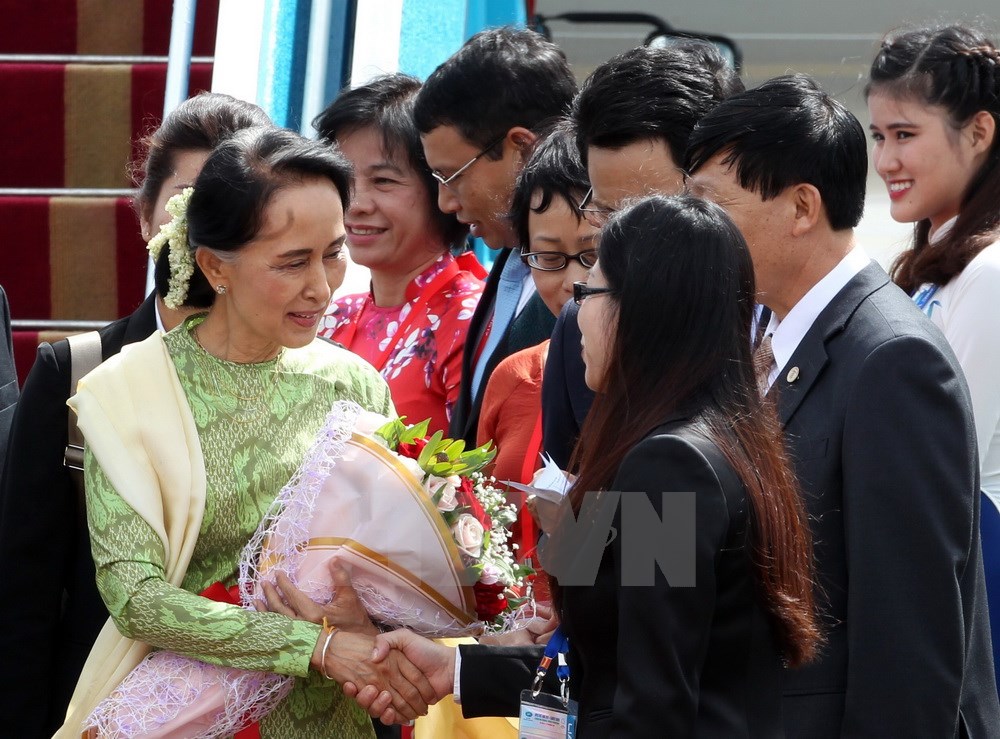 Đoàn lãnh đạo cấp cao nền kinh tế Myanmar do Cố vấn Nhà nước Myanmar Aung San Suu Kyi dẫn đầu tham dự Tuần lễ Cấp cao APEC 2017, tại thành phố Đà Nẵng. Bộ trưởng Bộ Khoa học và Công nghệ Chu Ngọc Anh đón đoàn tại Sân bay Quốc tế Đà Nẵng ngày 9/11. (Ảnh: TTXVN)
