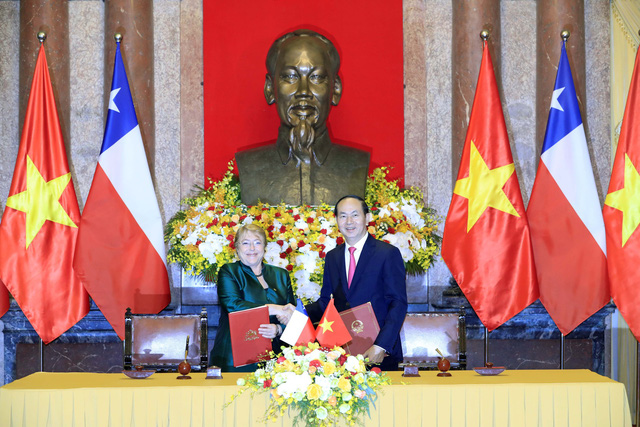 Chủ tịch nước Trần Đại Quang và Tổng thống nước Cộng hòa Chile Michelle Bachelet Jeria ký Tuyên bố chung. Ảnh: Nhan Sáng-TTXVN