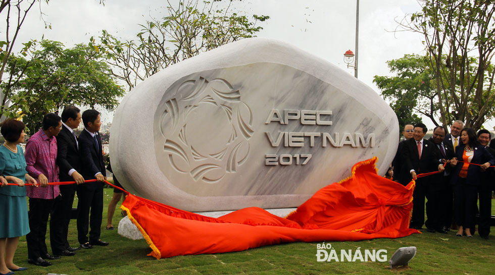 The APEC delegates attending the event posing for a photo