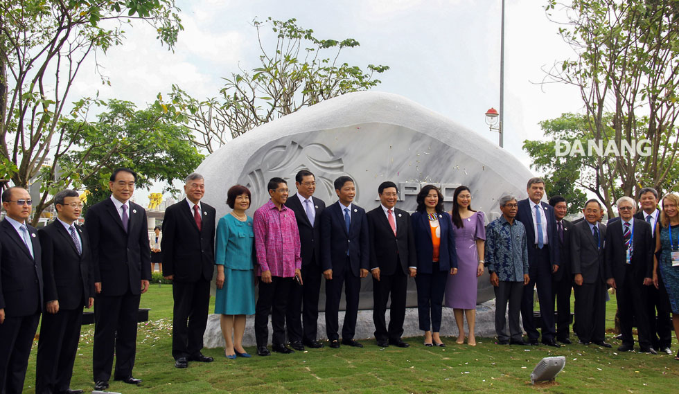 The APEC delegates attending the event posing for a photo