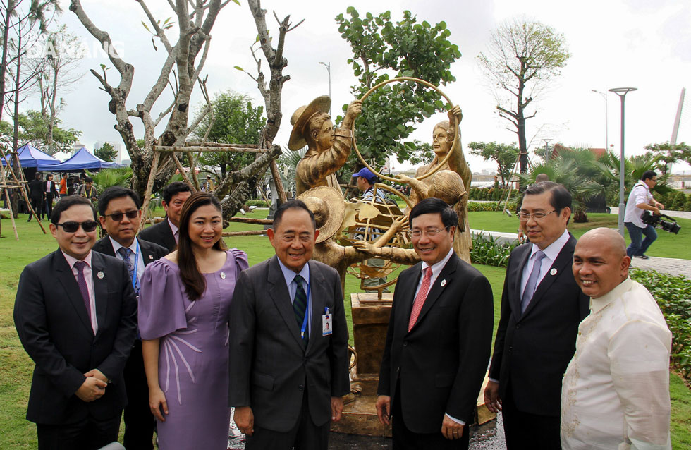  Deputy Prime Minister Minh (3rd right) and Chairman Tho (2nd right) in front of the symbol of the Philippines 