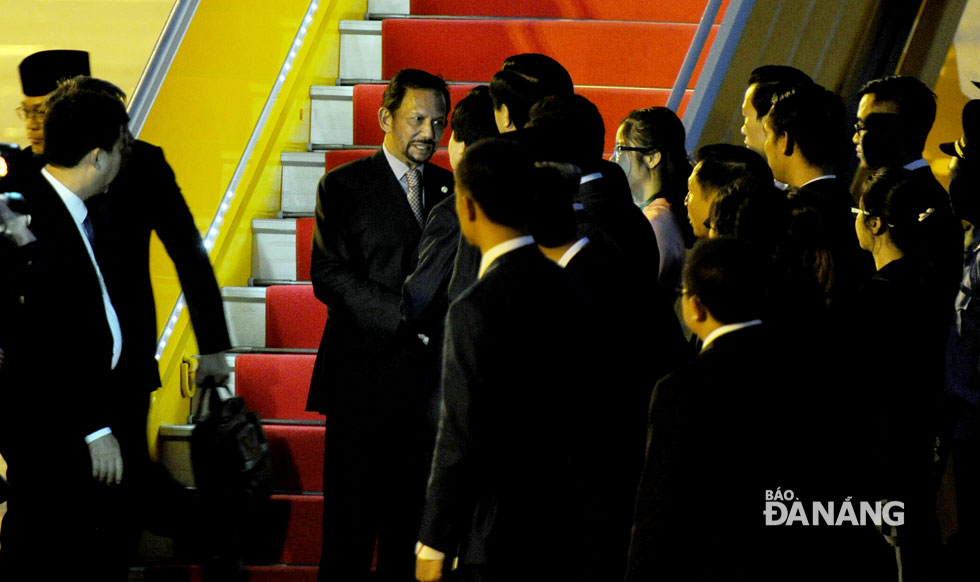 Đây là lần thứ hai quốc vương Brunei đến Việt Nam tham dự APEC. Ảnh: ĐẶNG NỞ