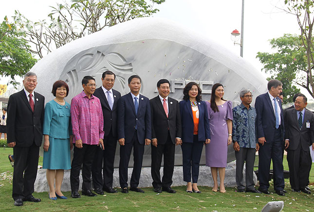 Các đại biểu tại lễ khai trương Công viên APEC. Ảnh: QUỐC KHẢI