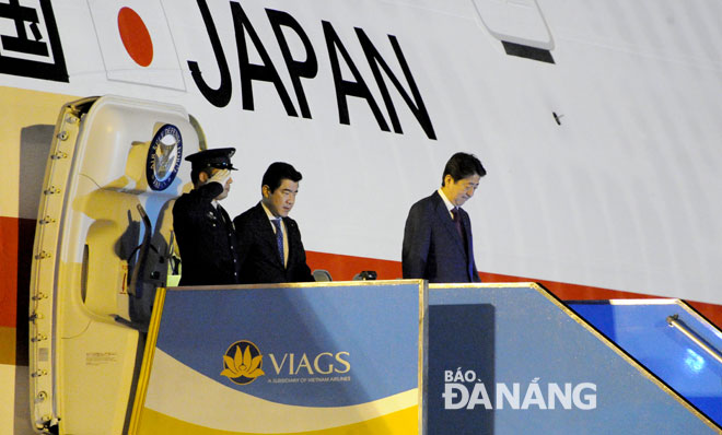 Japan’s Prime Minister Shinzo Abe (1st right) arriving at the airport (Photo: Dang No)