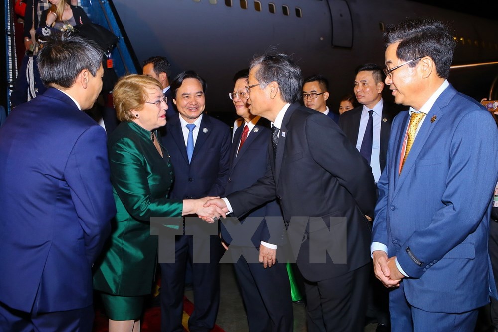 Chilean President Michelle Bachelet (3rd left) being welcomed by Vietnamese government officials at the airport (Photo VNA)