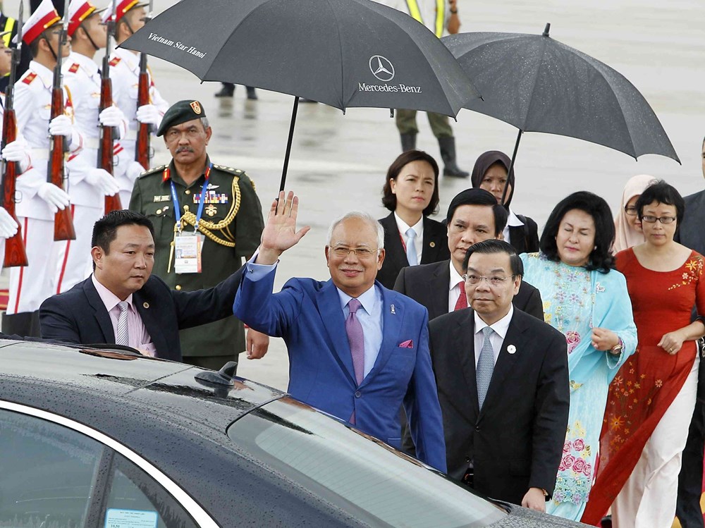 Malaysian Prime Minister Najib Razak waving at the media at the airport (Photo: VNA)