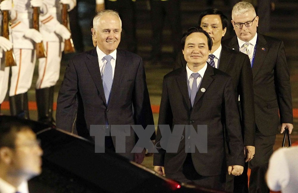Welcoming Australian Prime Minister Malcolm Turnbull at the airport (Photo: VNA)