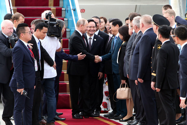Tổng thống Putin bắt tay các quan chức Việt Nam tại sân bay Đà Nẵng
