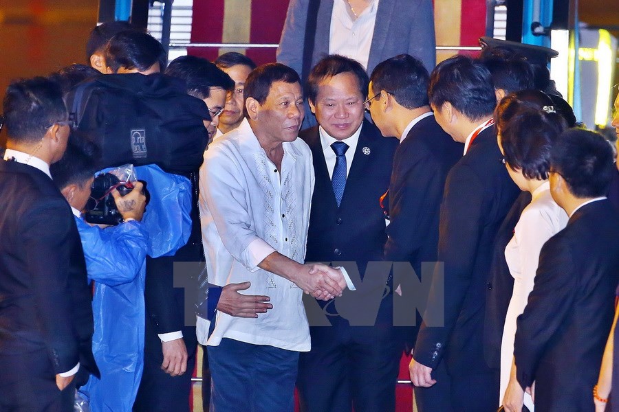 Philippine President Rodrigo Duterte (in white shirt) being welcomed by Vietnamese government officials