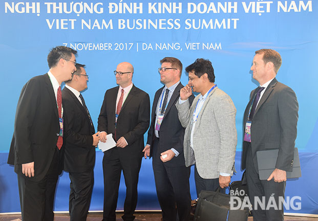 Các đại biểu thảo luận bên lề Hội nghị Thượng đỉnh kinh doanh Việt Nam được tổ chức ngày 7-11 tại Trung tâm hội nghị Ariyana Đà Nẵng. Ảnh: ĐẶNG NỞ
