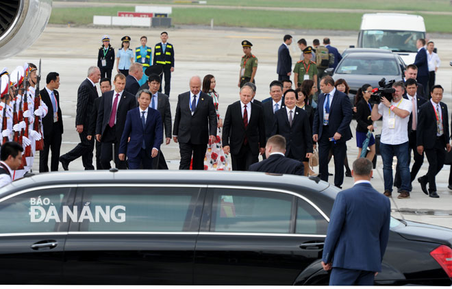 Đoàn lãnh đạo nền kinh tế Nhật Bản do Thủ tướng Shinzo Abe dẫn đầu đến tham dự Tuần lễ Cấp cao APEC 2017 đáp xuống sân bay Đà Nẵng tối 9-11. Ảnh: ĐẶNG NỞ