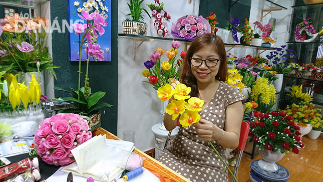 Chị Lương Thị Hằng, người đưa những bông hoa đất sét đến với khách hàng Đà Nẵng. Ảnh: H.N