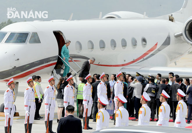 Thủ tướng Singapore Lý Hiển Long và phu nhân rời cửa máy bay.