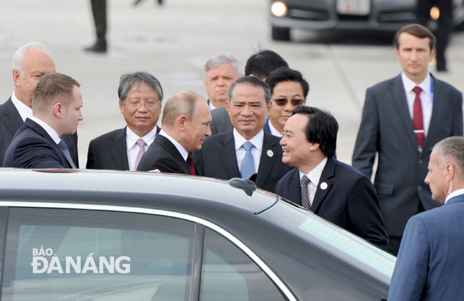  Minister Nha, Secretary Nghia and Vice Chairman Tuan amongst the enthusiastic welcomers of the Russian leader