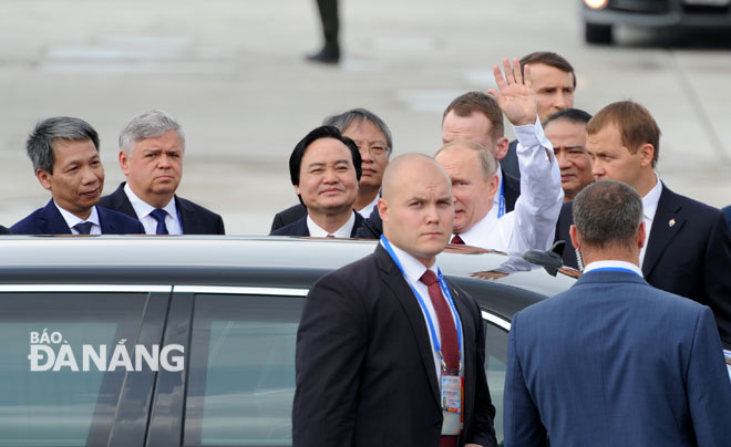 President Putin waving at the airport