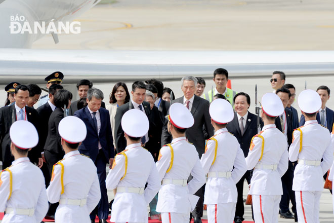 Thủ tướng Singapore Lý Hiển Long đi qua hàng tiêu binh.