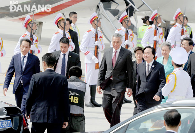 Bộ trưởng Bộ GD-ĐT Phùng Quang Nhạ đón Thủ tướng Singapore Lý Hiển Long và phu nhân.