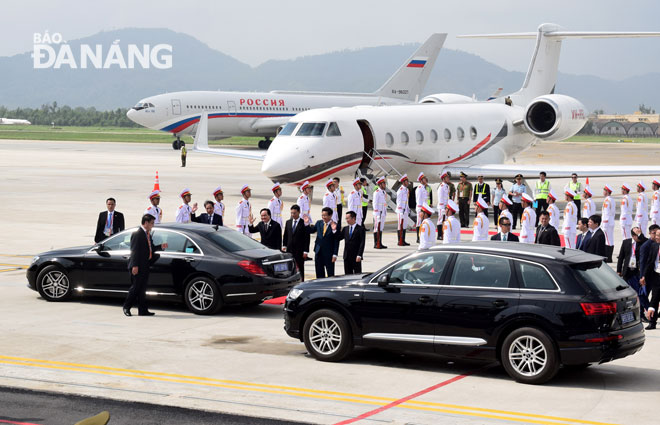Thủ tướng Singapore Lý Hiển Long và phu lên ô-tô rời sân bay để về khách sạn.